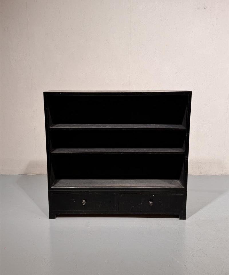 Vintage kirjahylly lipastoilla musta
