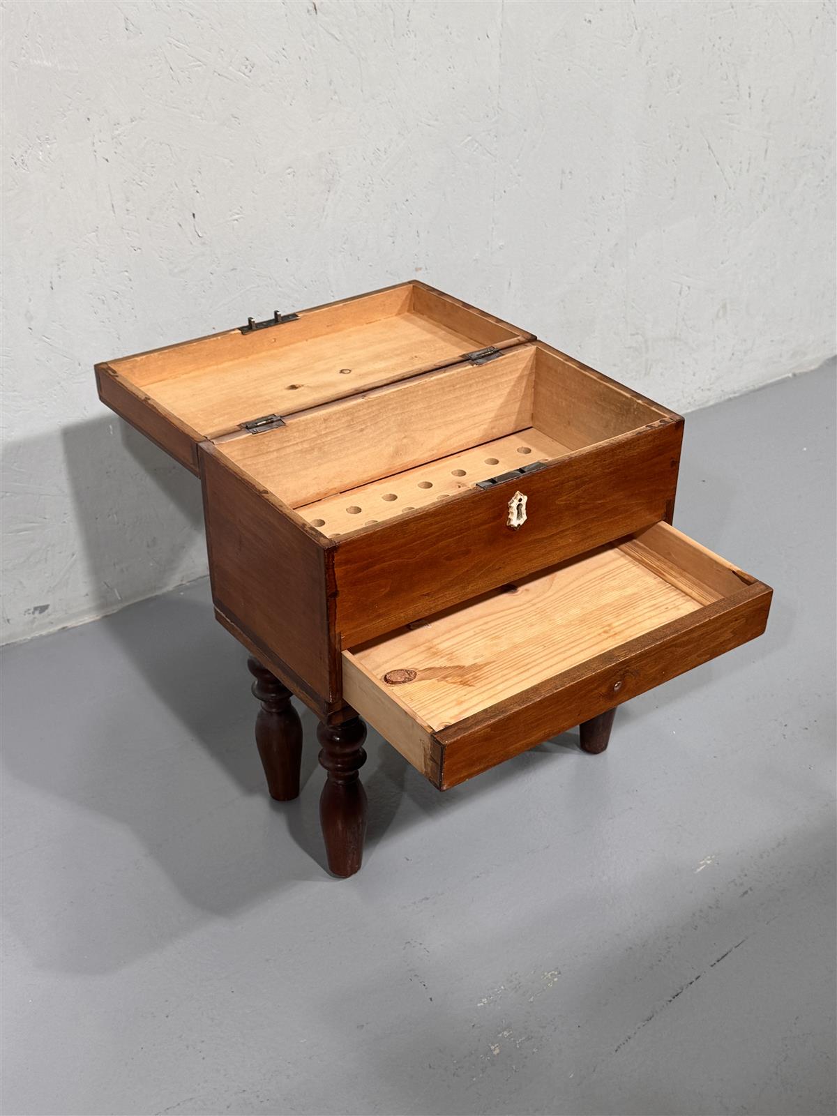 Mahonkinen säilytyslaatikko