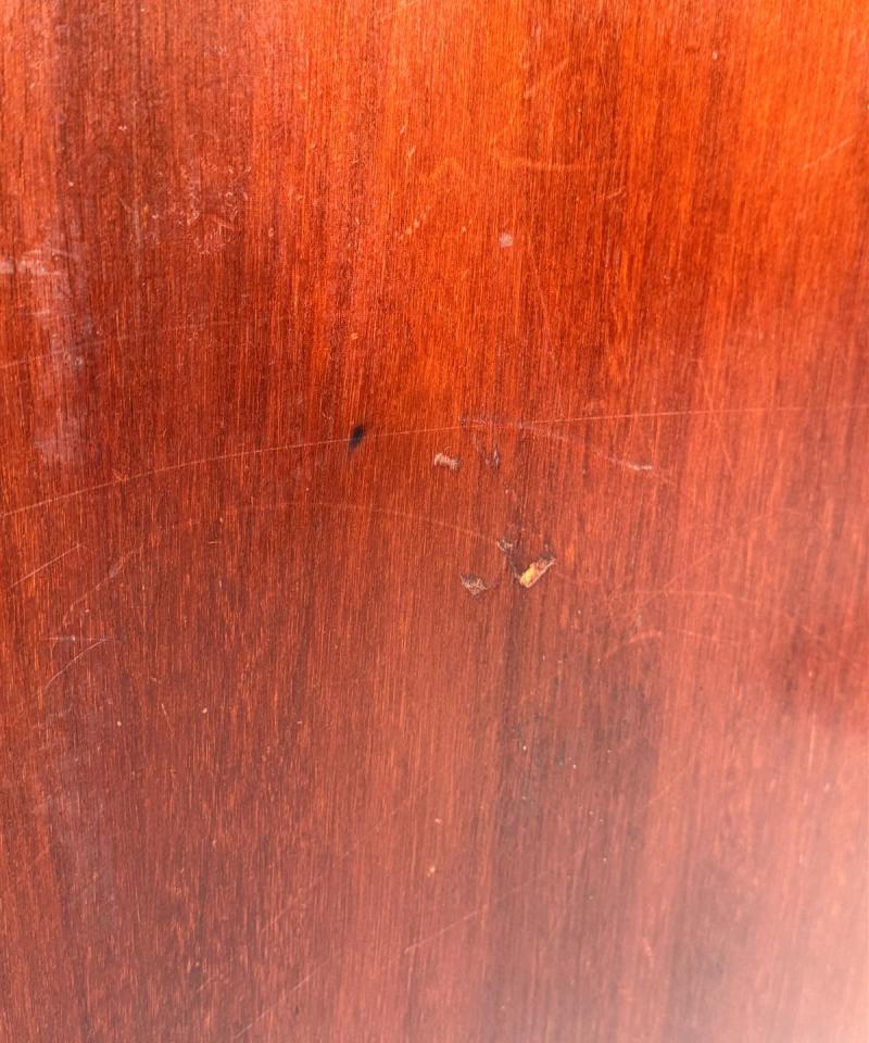 Mahonki pöytä 120cm messinkireunalla