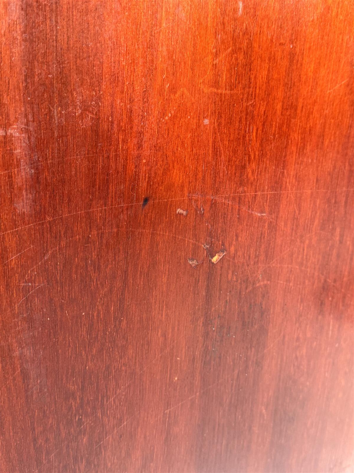 Mahonki pöytä 120cm messinkireunalla