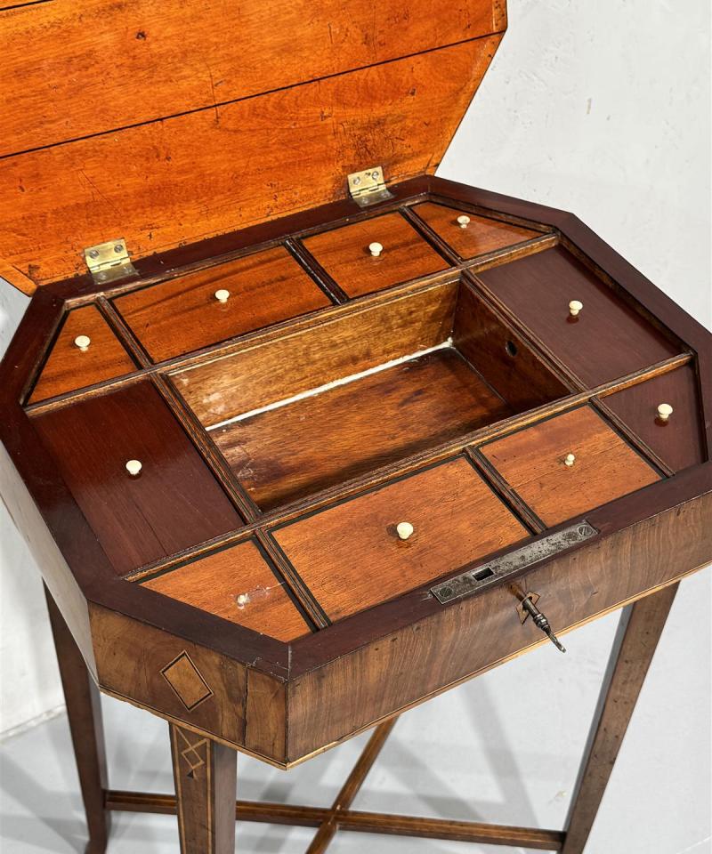 Vintage ompelupöytä mahonki