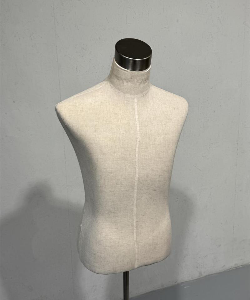 Torso mies metallijalalla