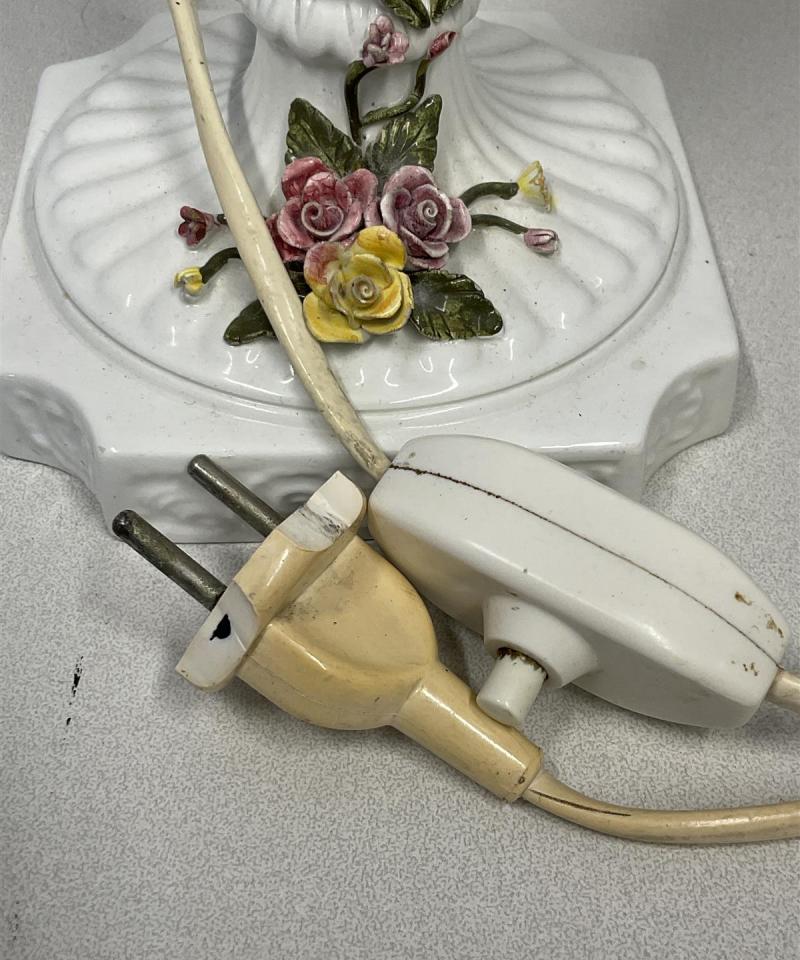 Vintage pöytävalaisin posliini kukkakoristeilla