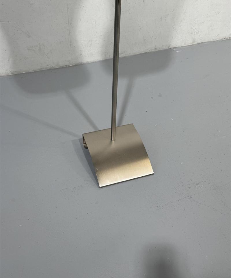 Torso mies metallijalalla