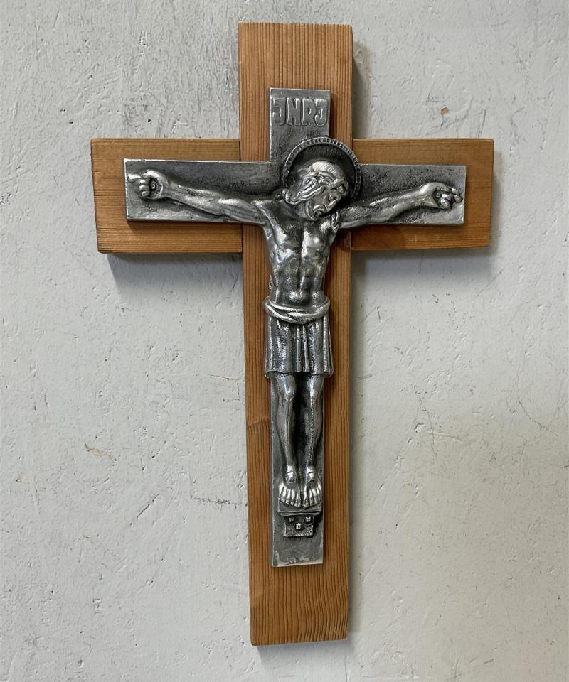 Ristiinnaulittu Jeesus krusifiksi puu ja metalli