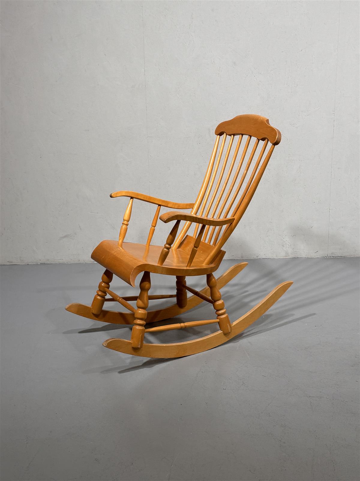 Urjalan keinutuoli puu