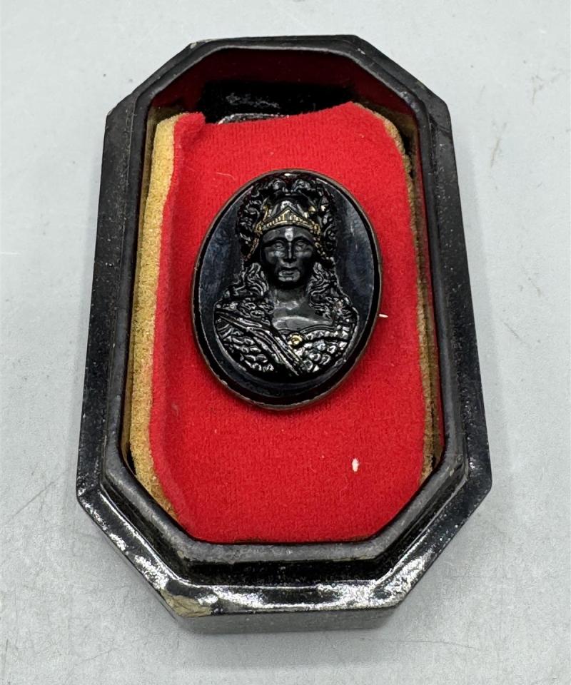 Koristeellinen vintage rintaneula