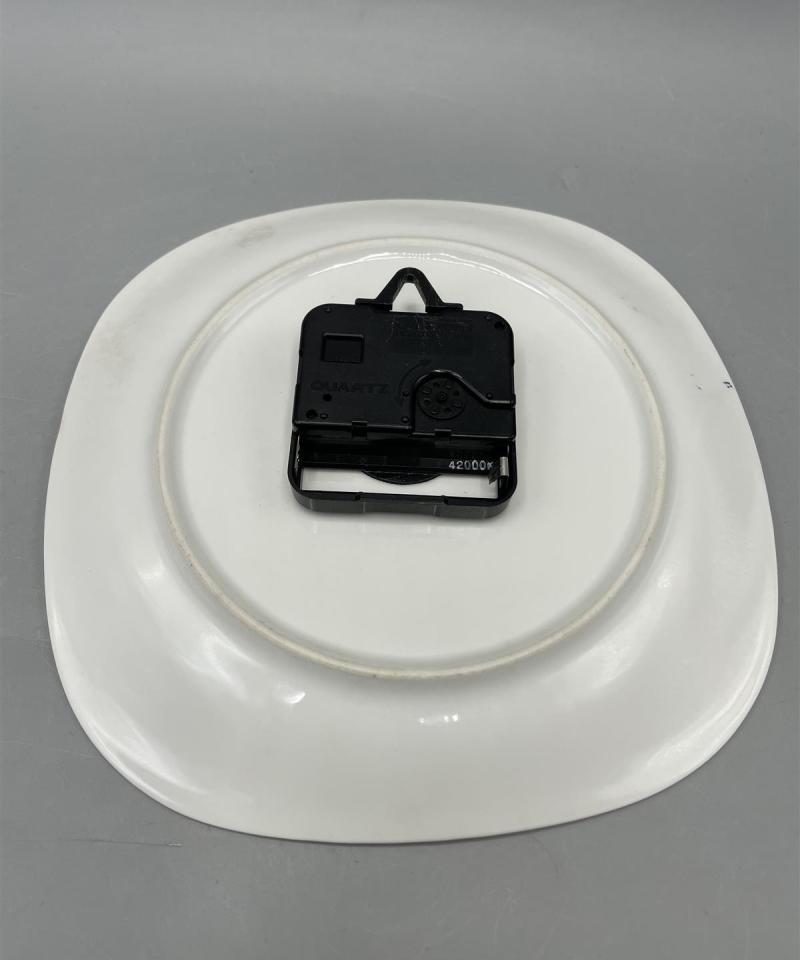 Seinäkello kukkakuvioilla