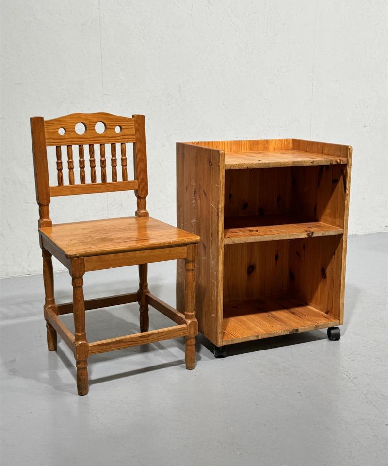 Mäntypuu talonpoikaistuoli ja hyllykkö