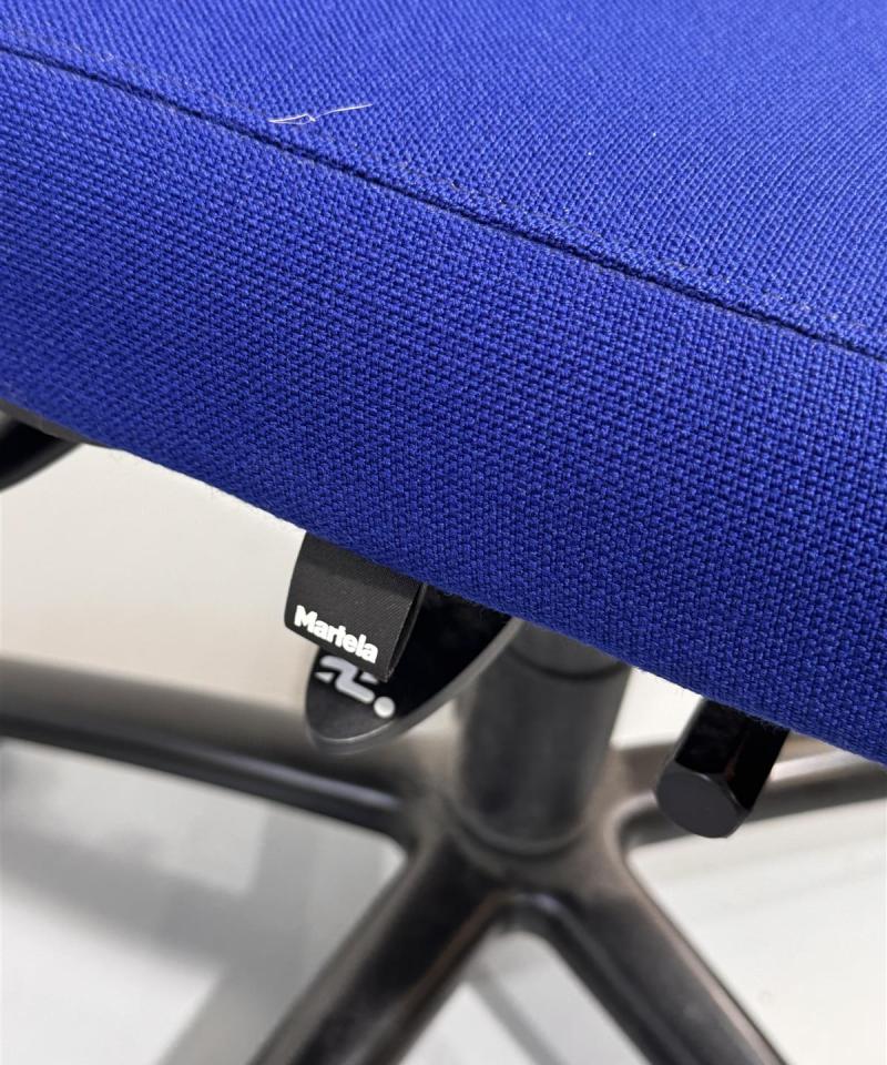 Martela Axia 2 toimistotuoli sininen