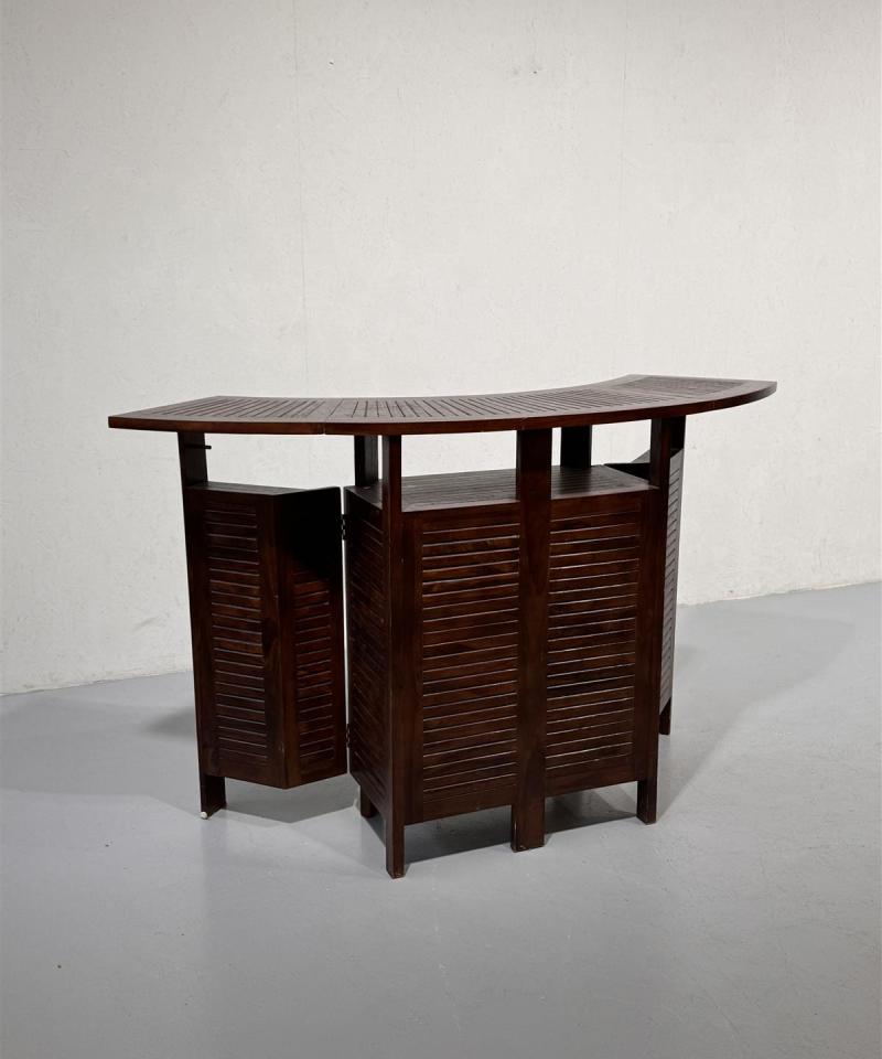 Sasu's Playhouse baarikaappi klaffitasolla