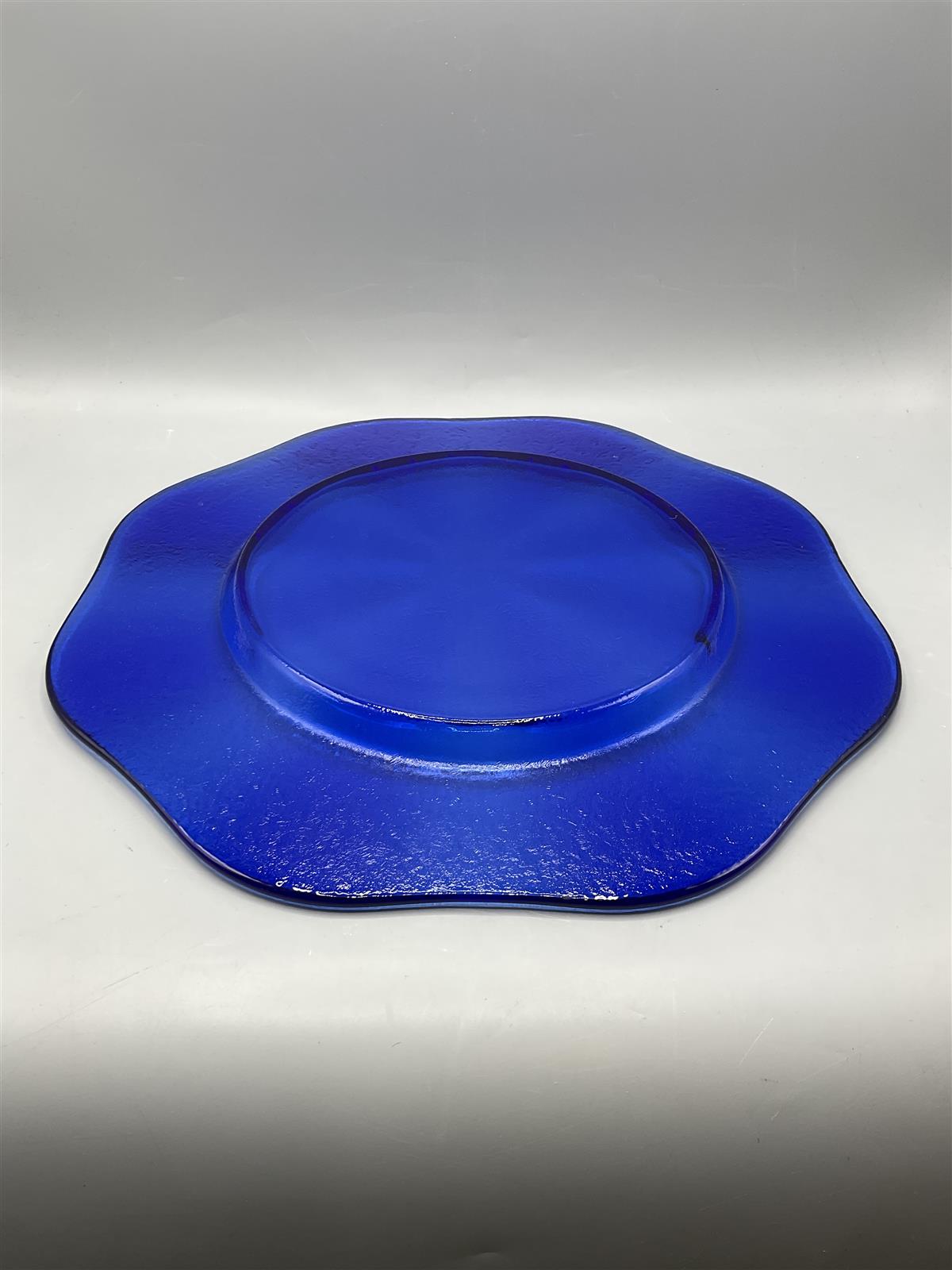 Sininen tarjoilulautanen