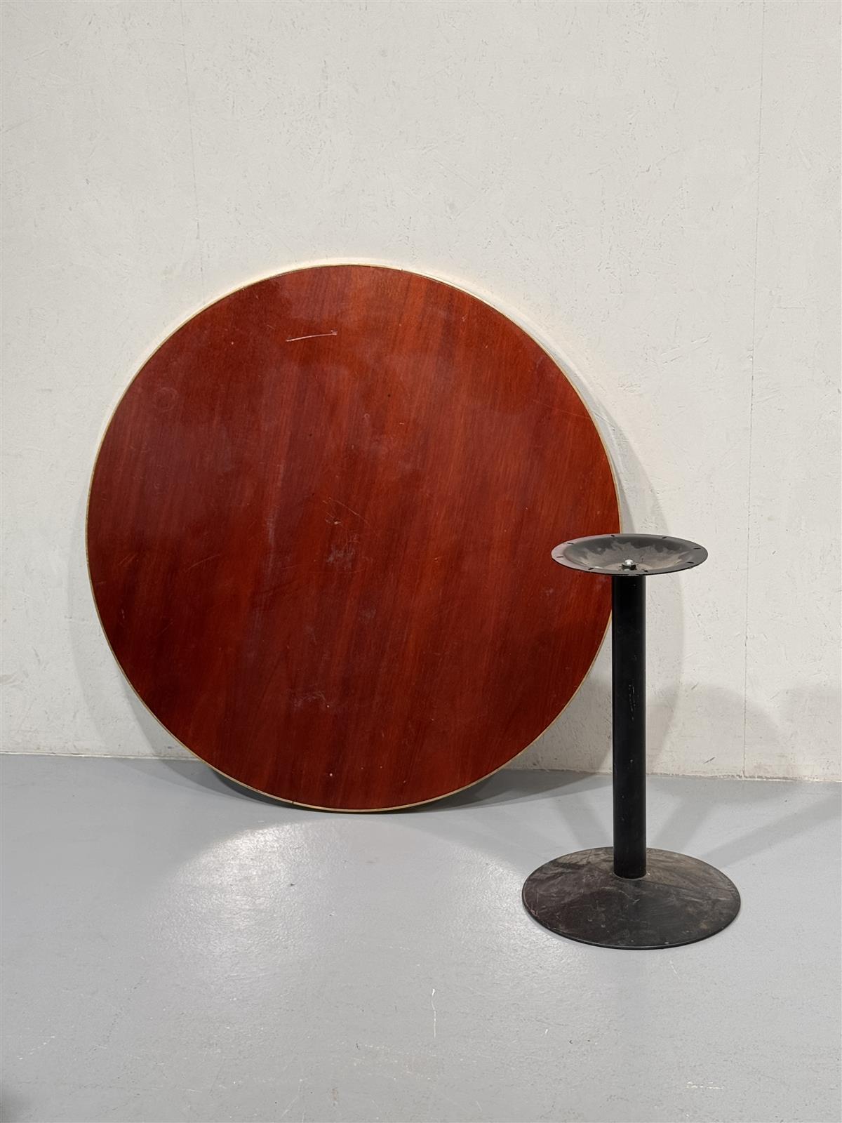 Mahonki pöytä 120cm messinkireunalla