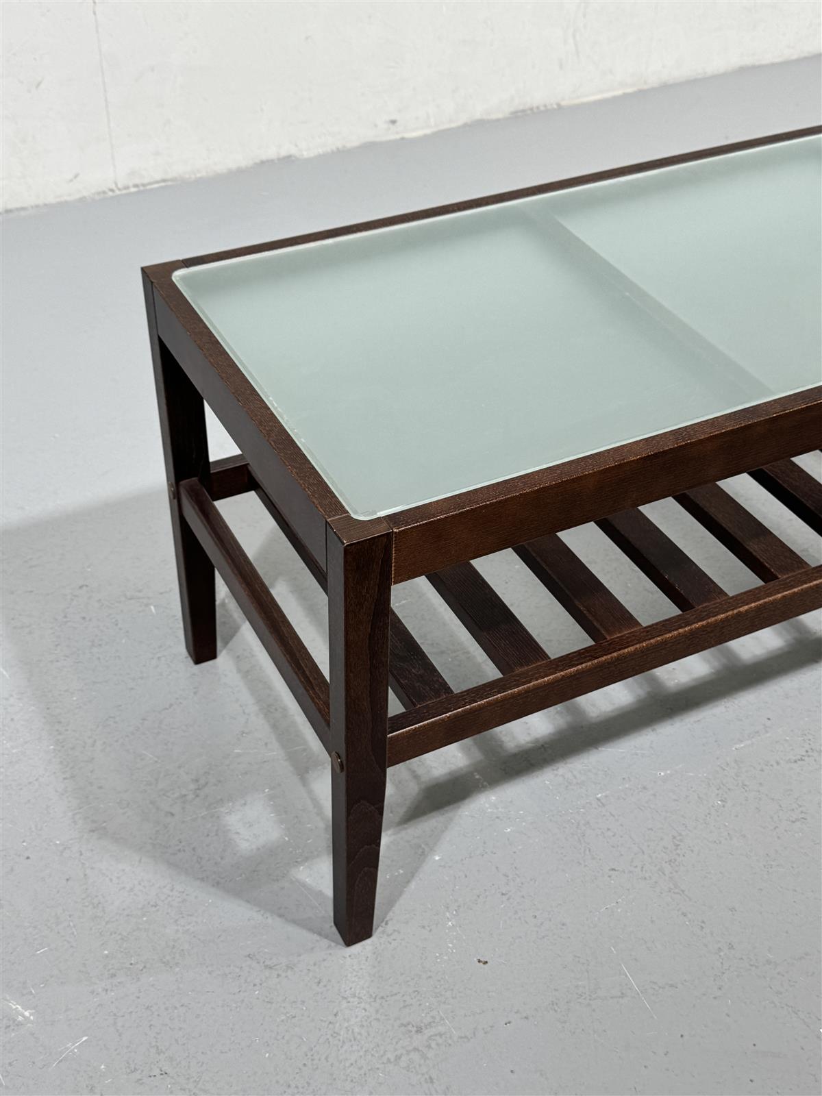 Ritilä sohvapöytä lasikannella