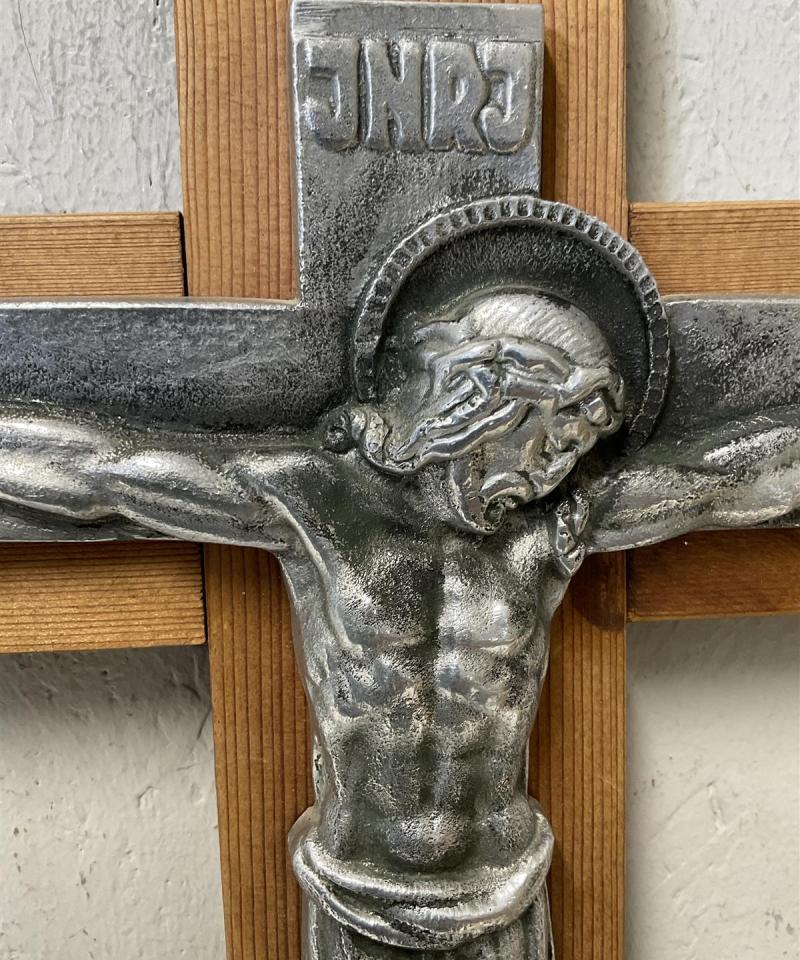 Ristiinnaulittu Jeesus krusifiksi puu ja metalli