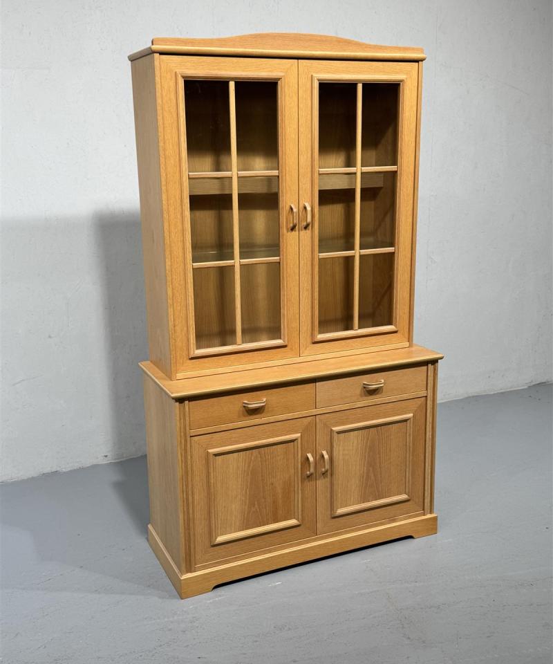 Talonpoikaistyyli astiakaappi puu