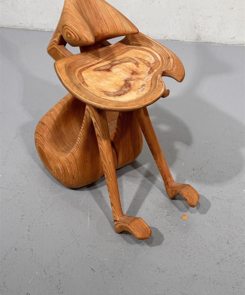 Veistoksellinen tarjoilupöytä