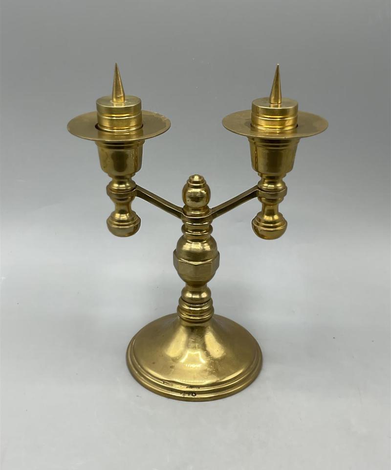 Kaksihaarainen kynttilänjalka messinki