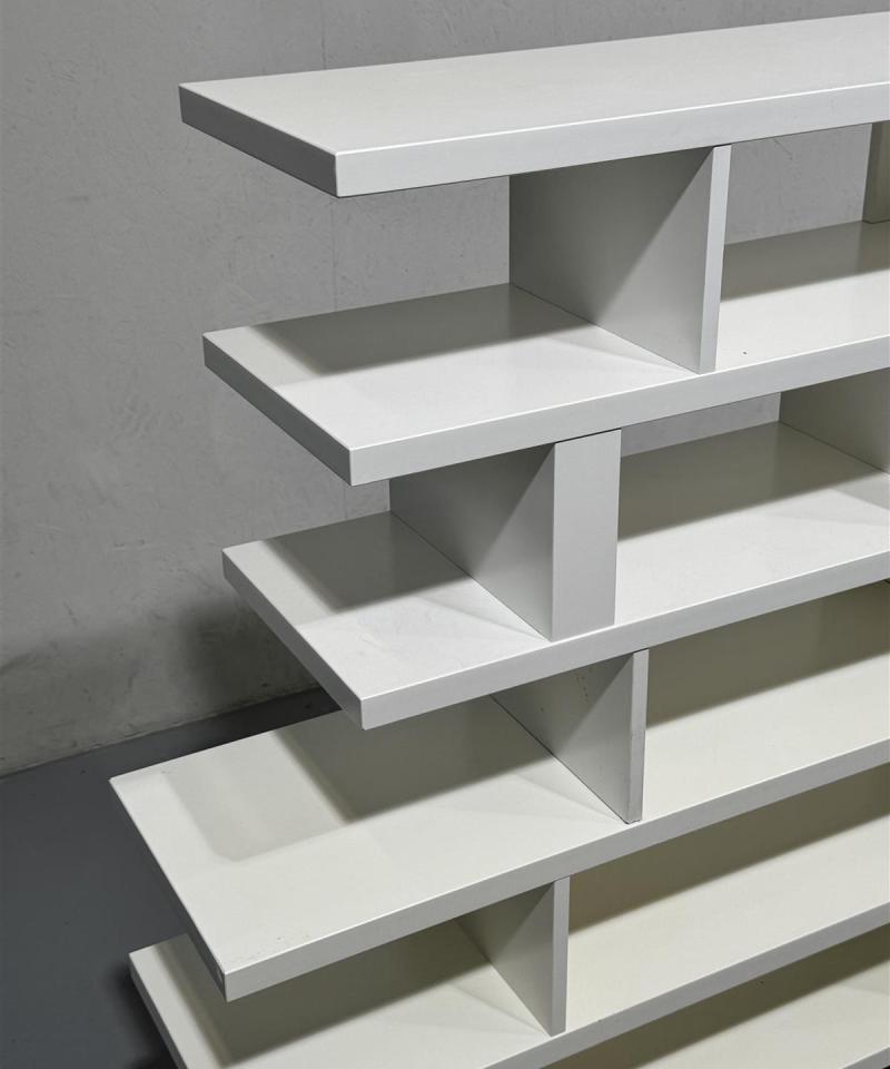 Moderni hyllystö, valkoinen