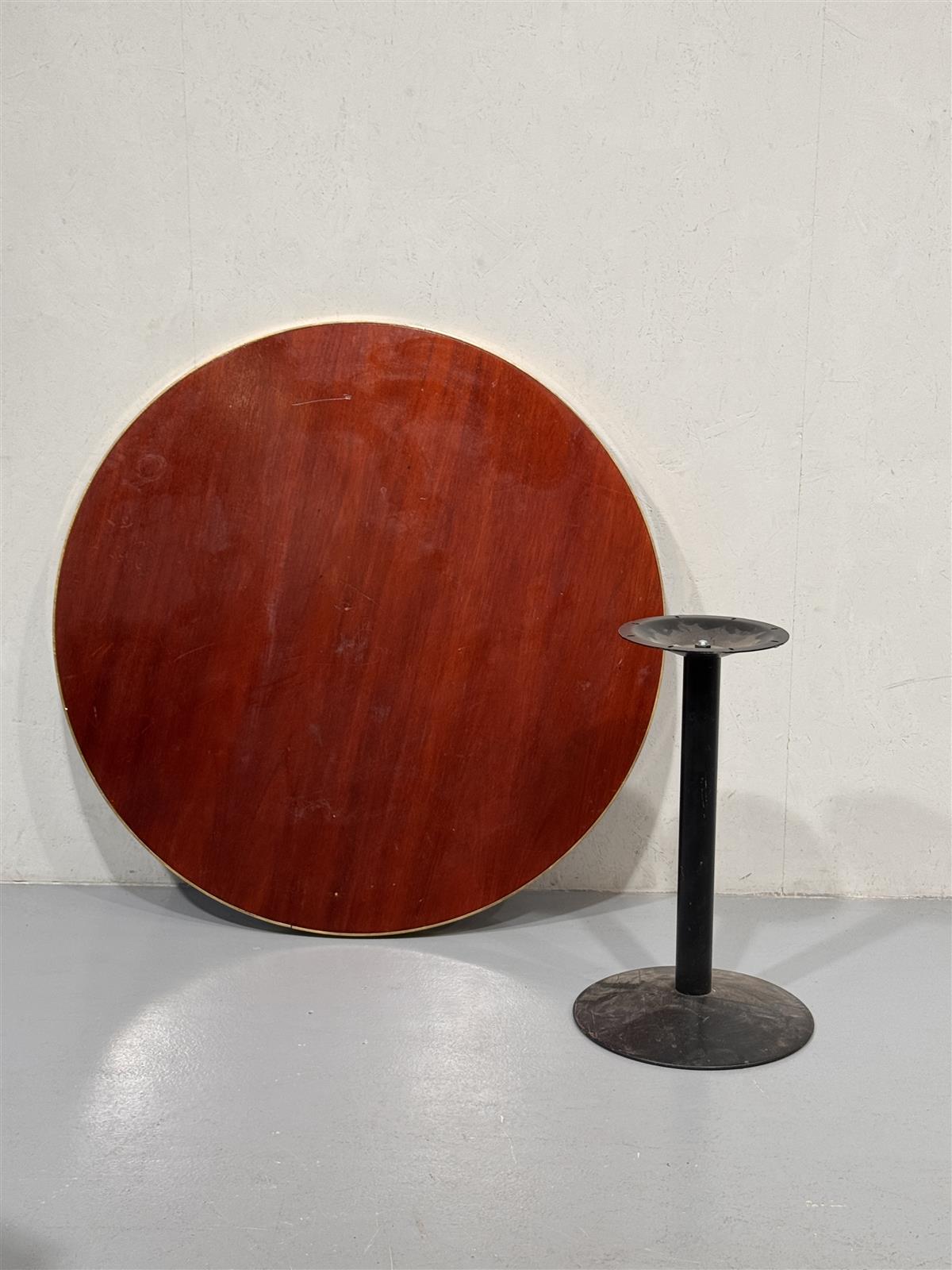 Mahonki pöytä 120cm messinkireunalla