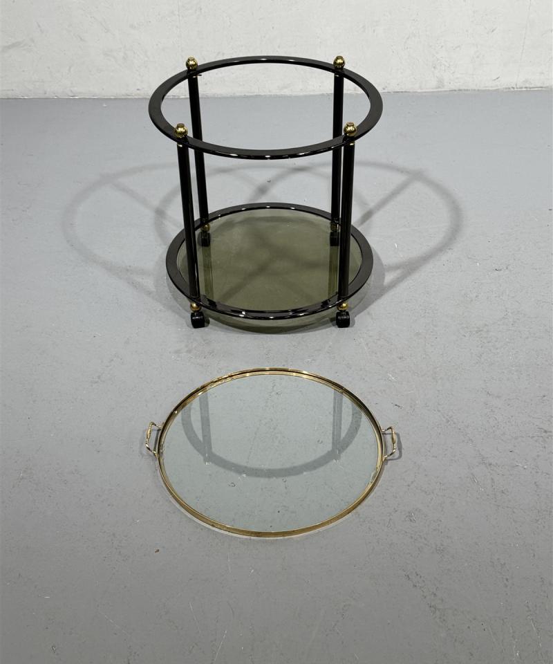 Retro tarjoiluvaunu tarjottimella