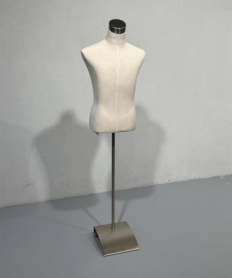 Torso mies metallijalalla