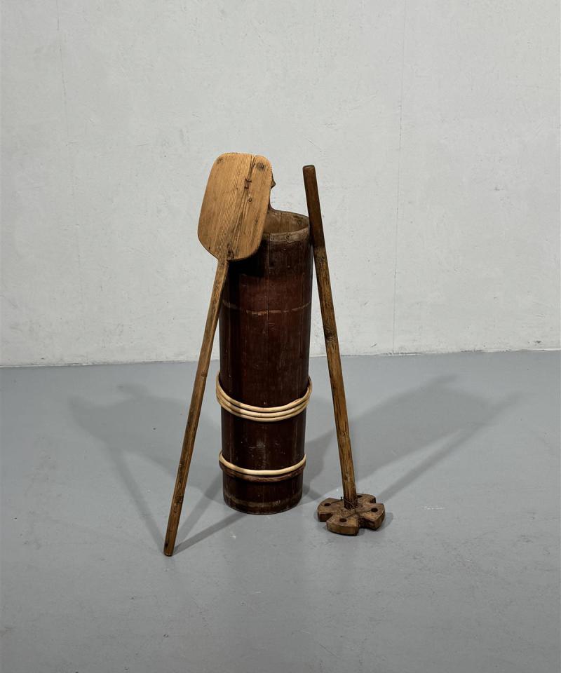 Antiikkinen puukirnu, leipälapio ja mäntä