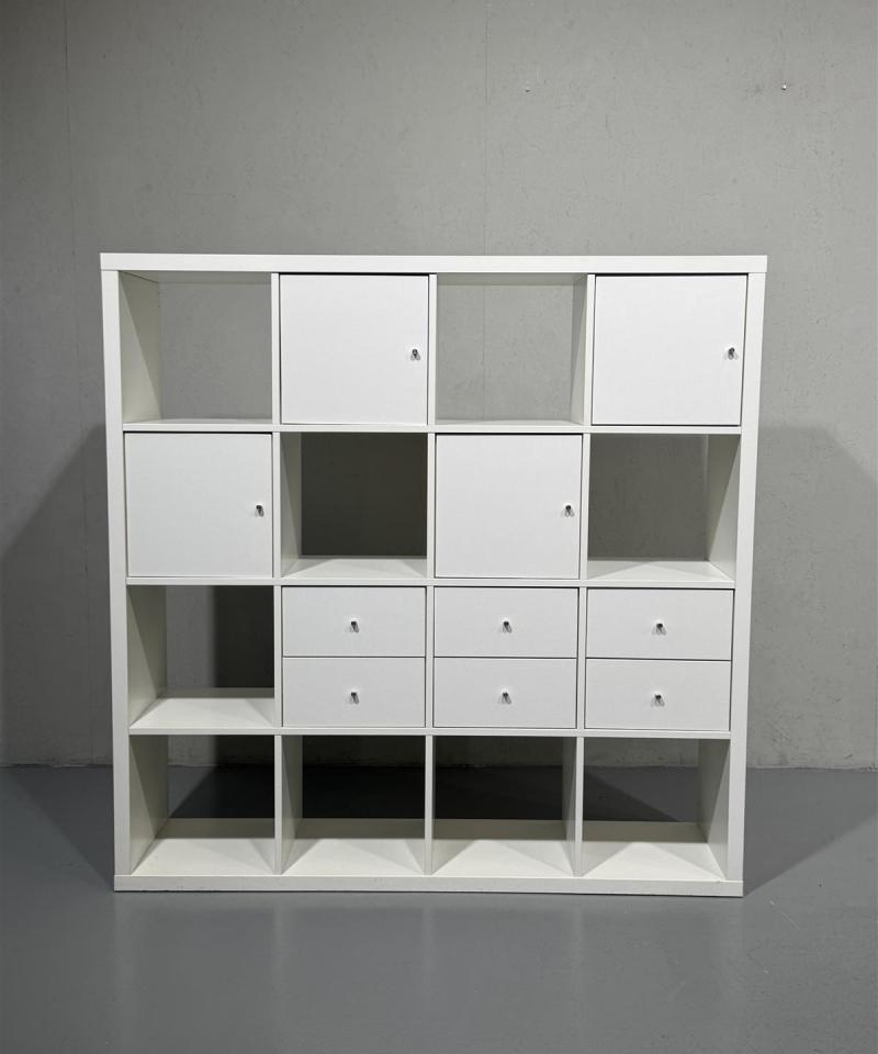 Ikea Kallax 4x4 hyllykkö lipastoilla ja kaapeilla (2 kpl)