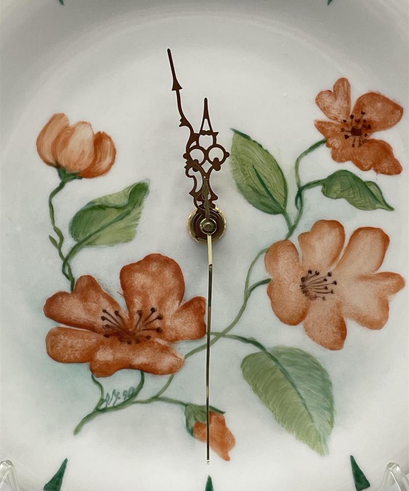 Seinäkello kukkakuvioilla