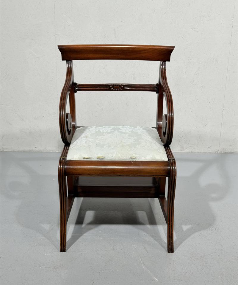 Vintage biedermeier tuoli ja askeltikas