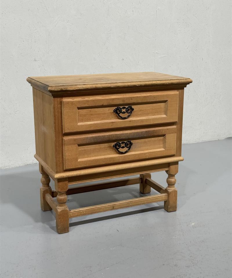 Vintage talonpoikaistyyli lipasto