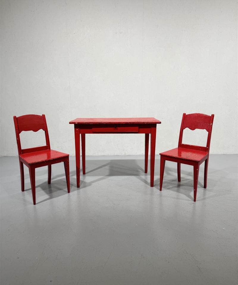 Antiikki puupöytä ja talonpoikais tuolit (2 kpl)