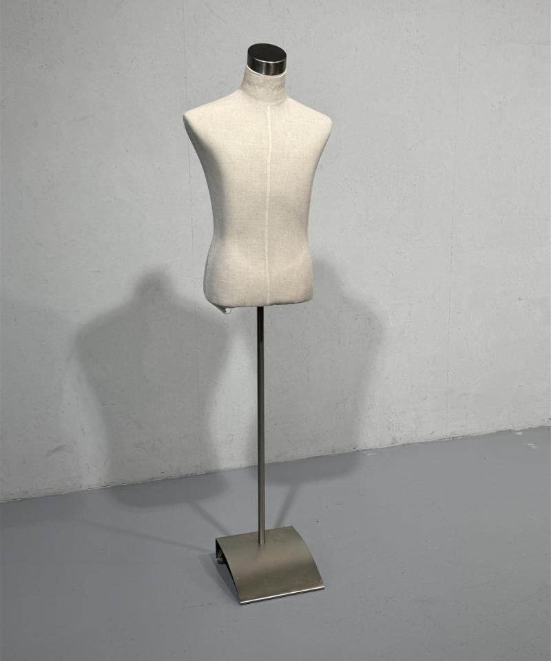 Torso mies metallijalalla