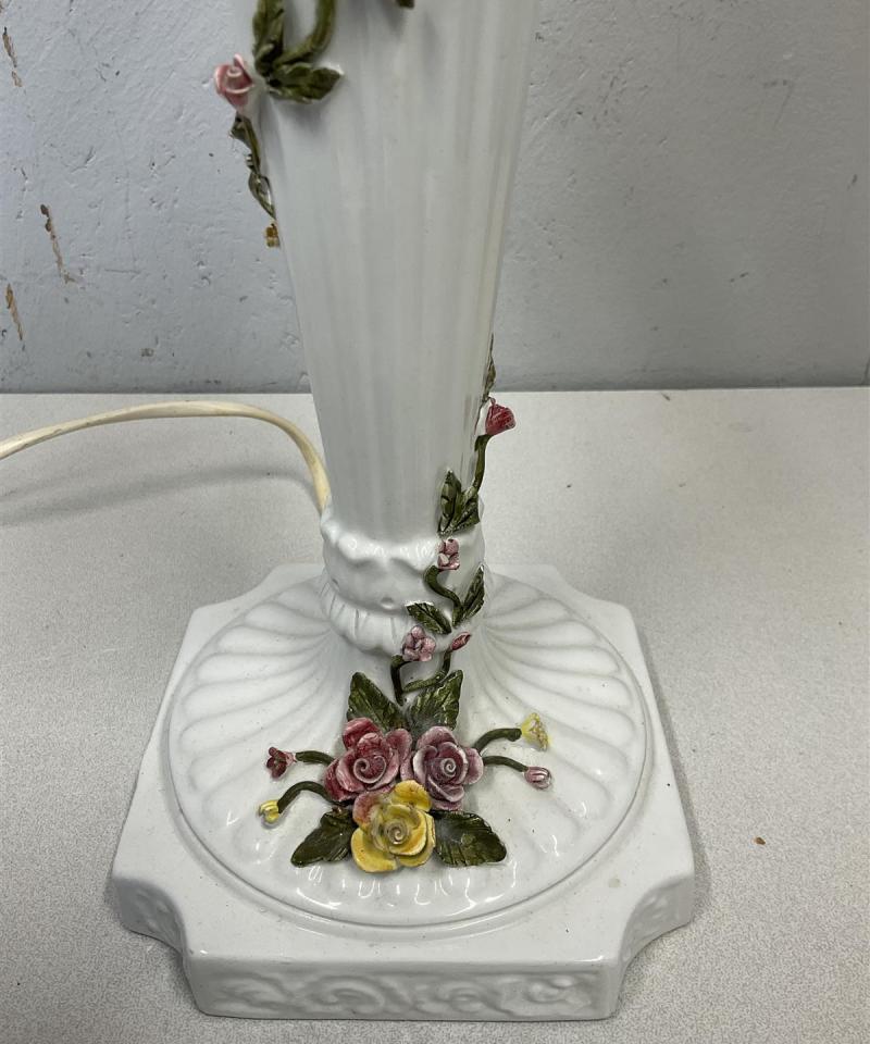 Vintage pöytävalaisin posliini kukkakoristeilla