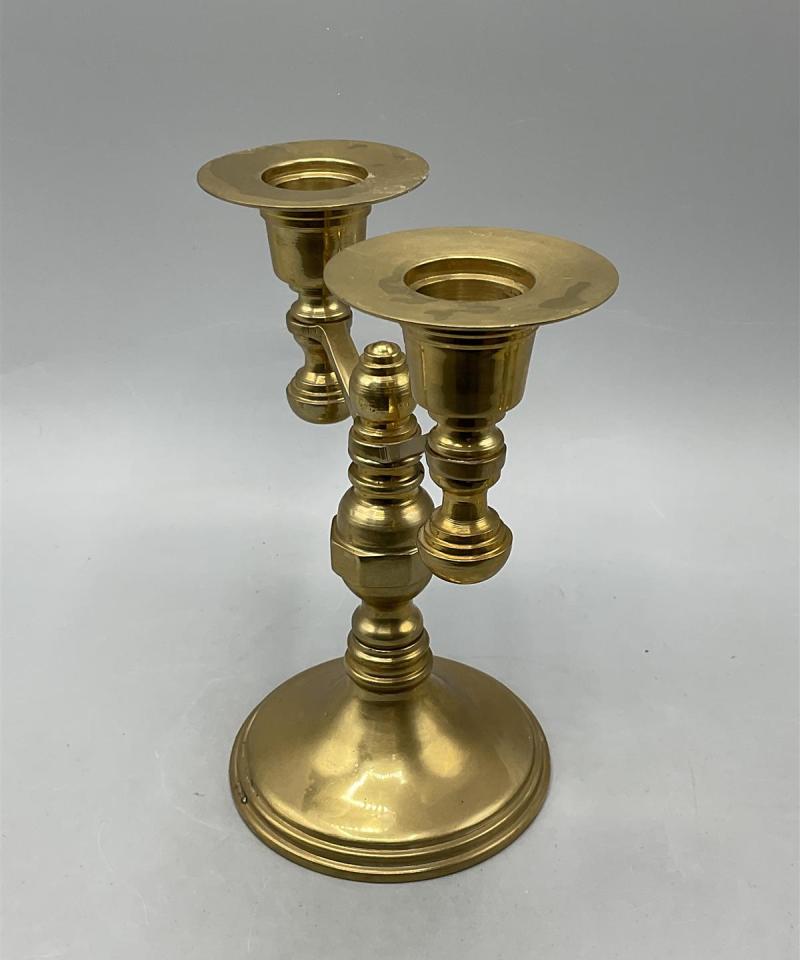 Kaksihaarainen kynttilänjalka messinki