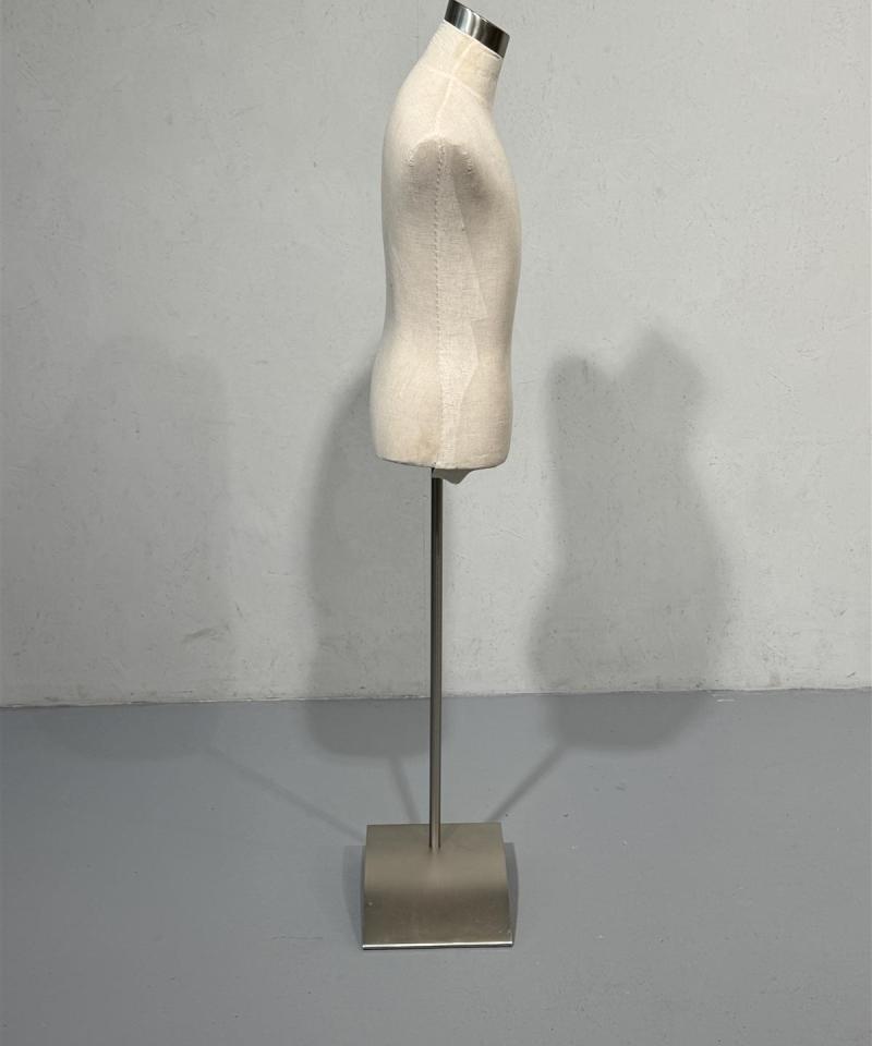 Torso mies metallijalalla