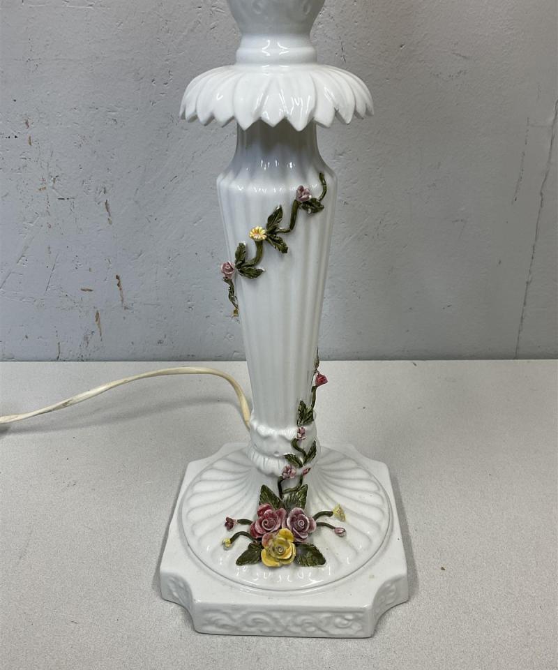 Vintage pöytävalaisin posliini kukkakoristeilla