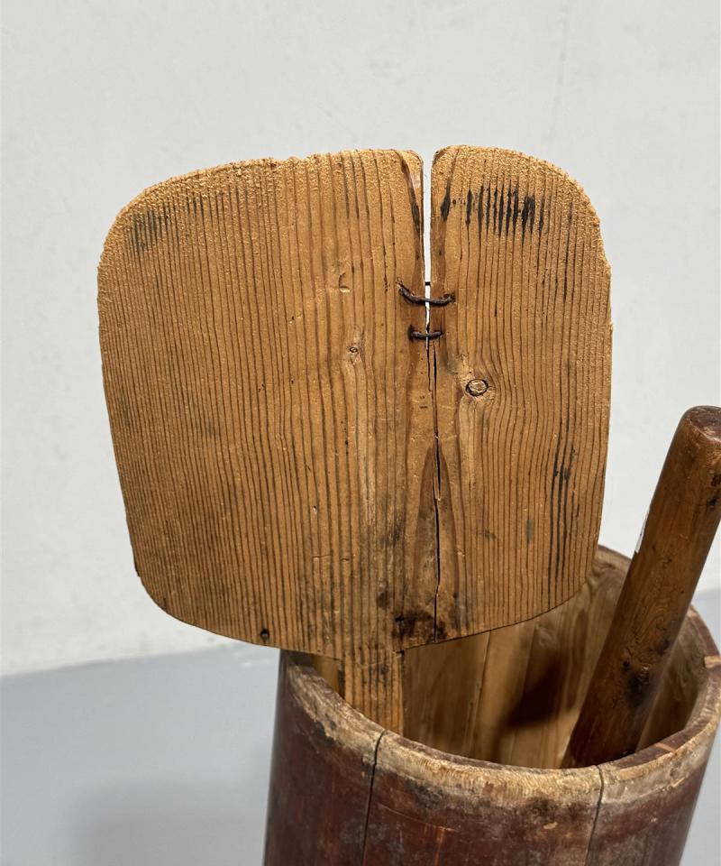 Antiikkinen puukirnu, leipälapio ja mäntä