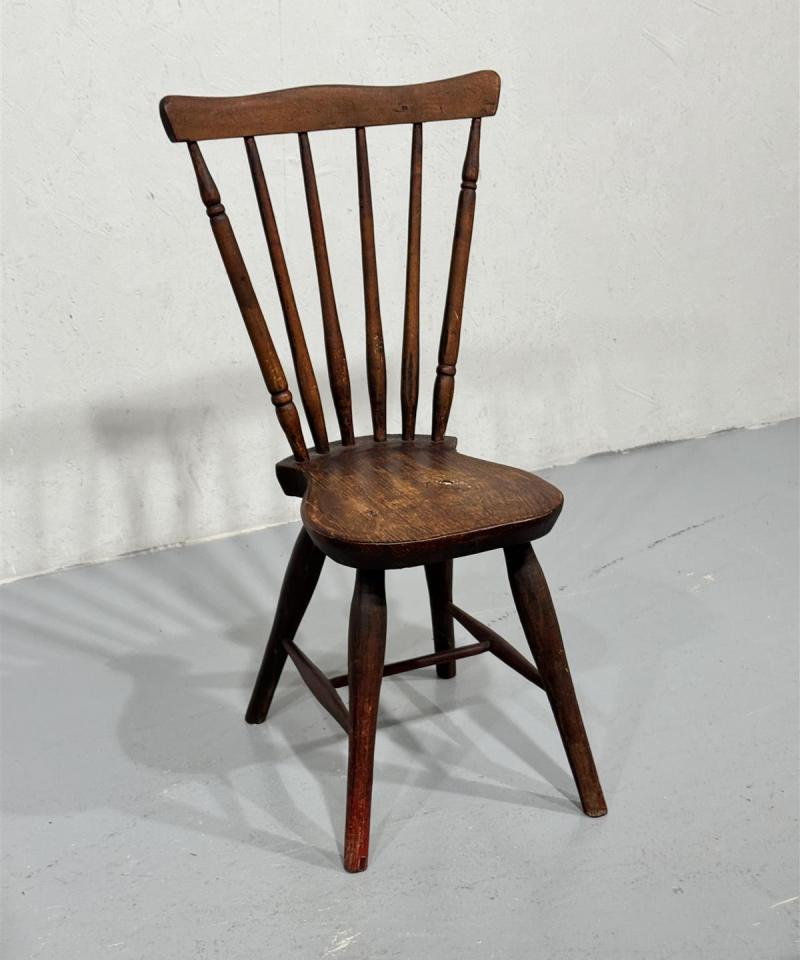 Antiikkinen talonpoikaistuoli puu