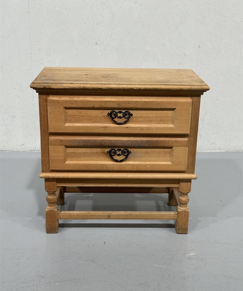 Vintage talonpoikaistyyli lipasto