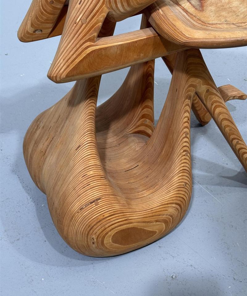 Veistoksellinen tarjoilupöytä