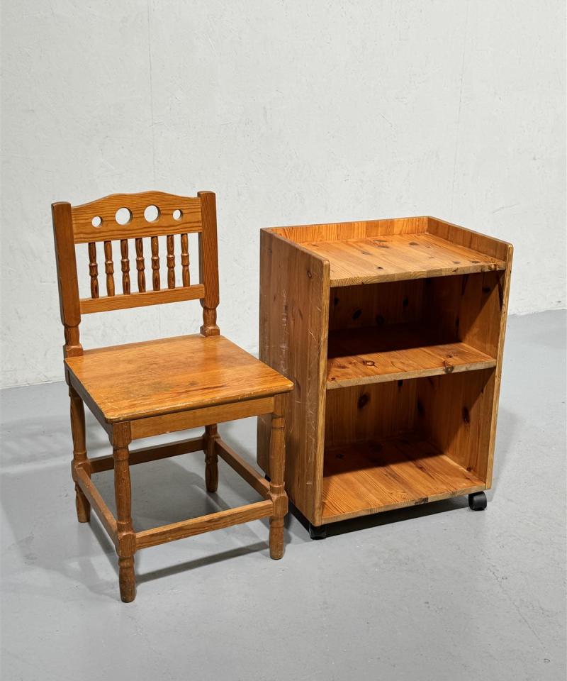 Mäntypuu talonpoikaistuoli ja hyllykkö