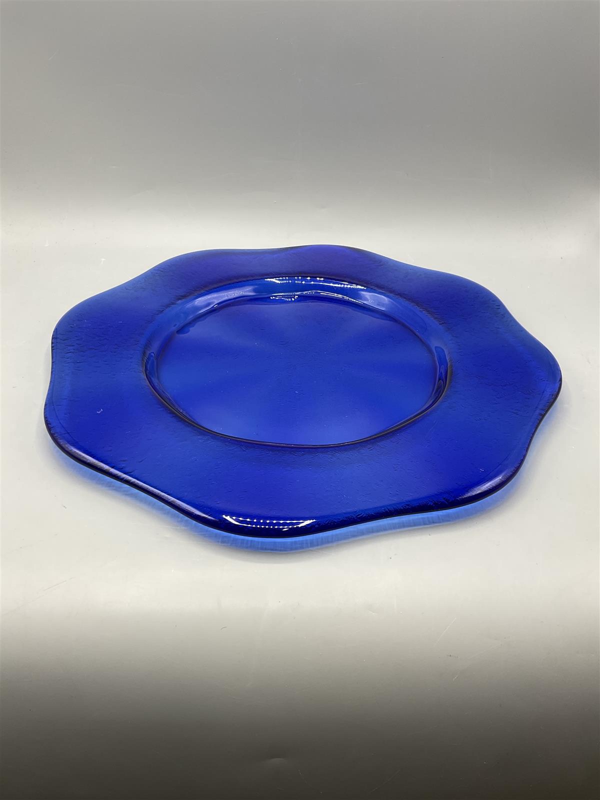 Sininen tarjoilulautanen