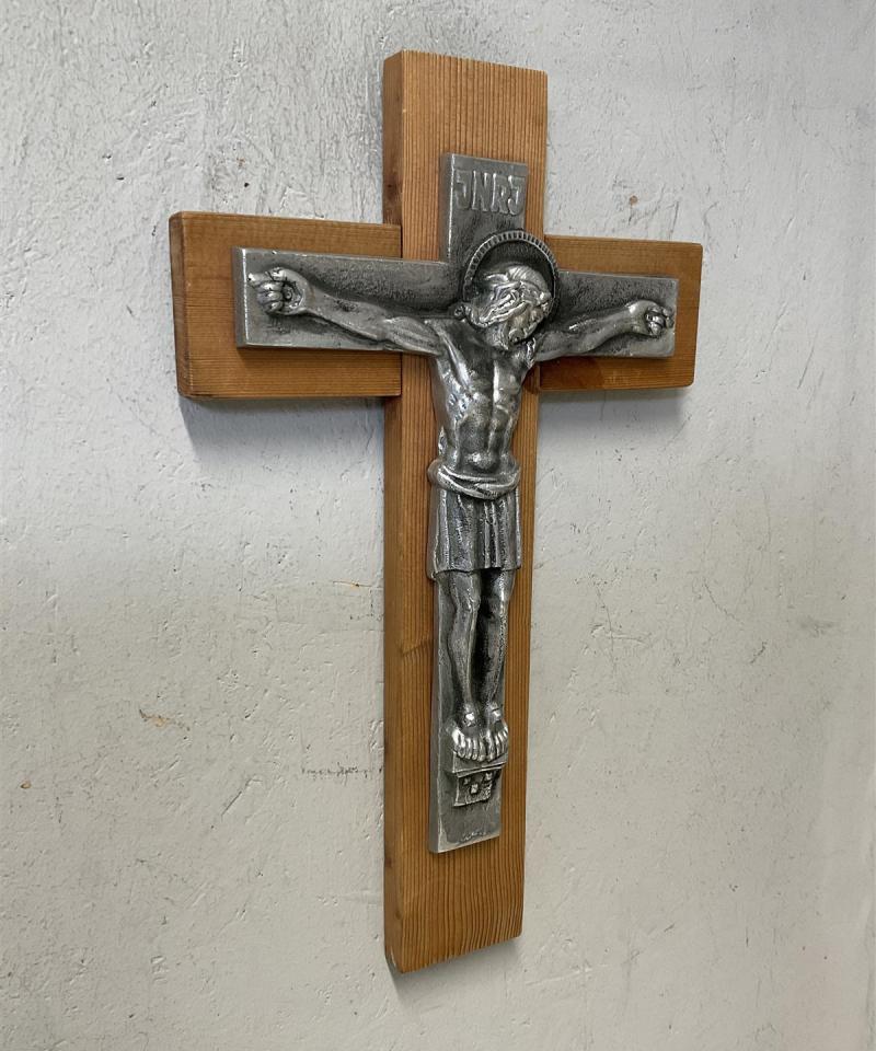 Ristiinnaulittu Jeesus krusifiksi puu ja metalli