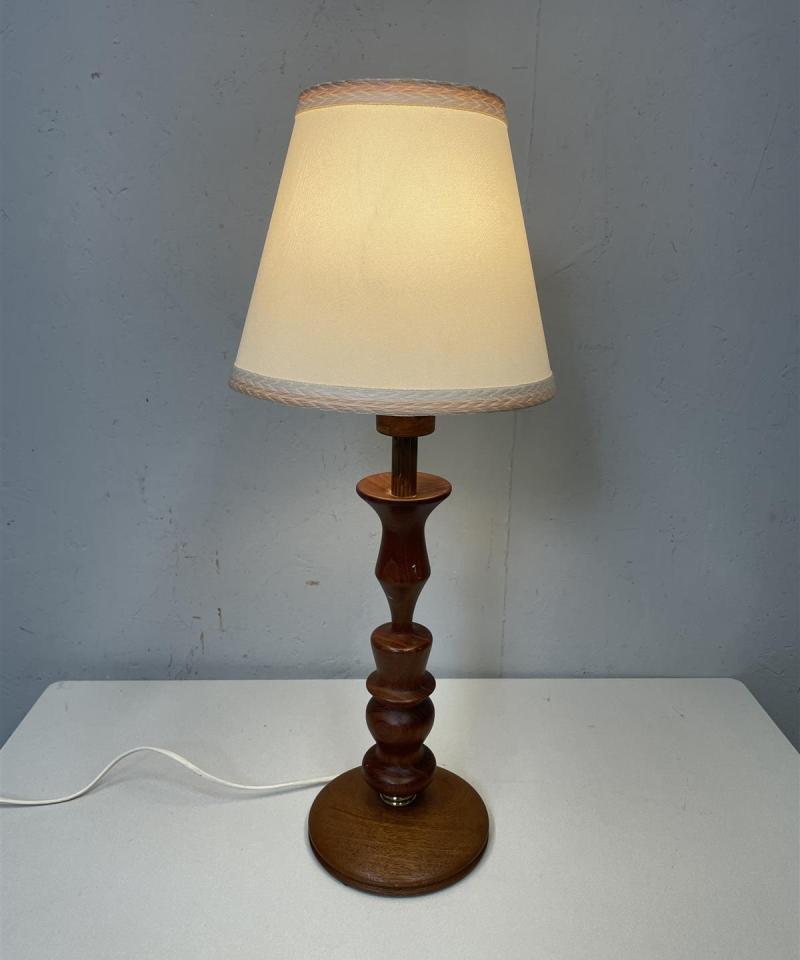 Pöytävalaisin tiikkijalalla 70-luku