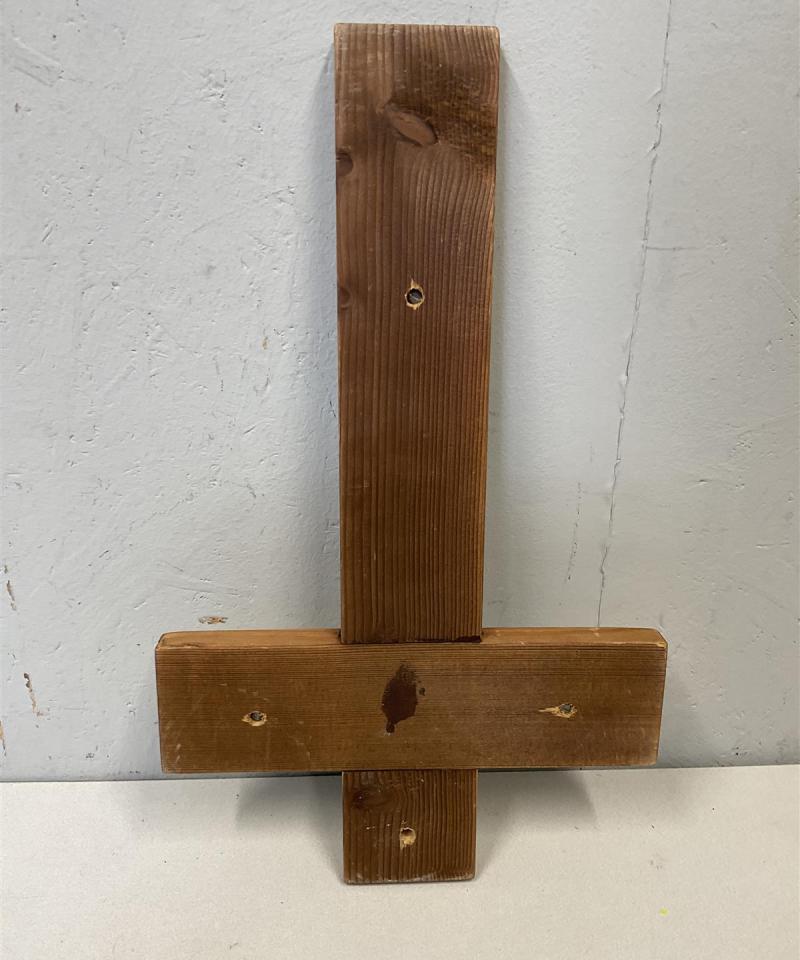 Ristiinnaulittu Jeesus krusifiksi puu ja metalli