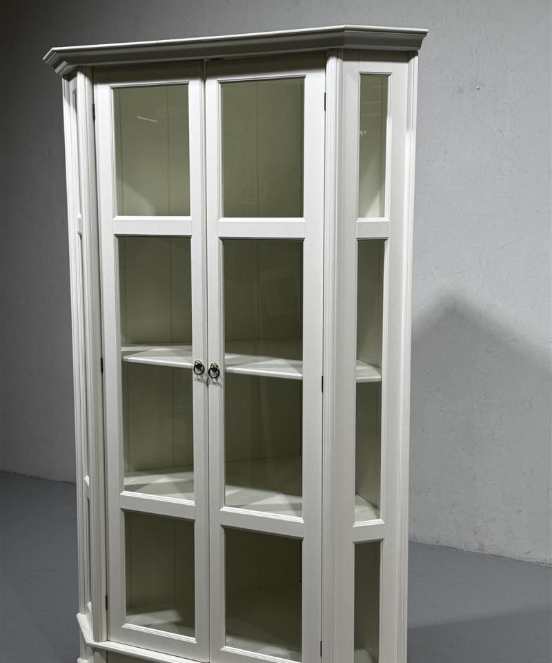 Kulma vitriinikaappi