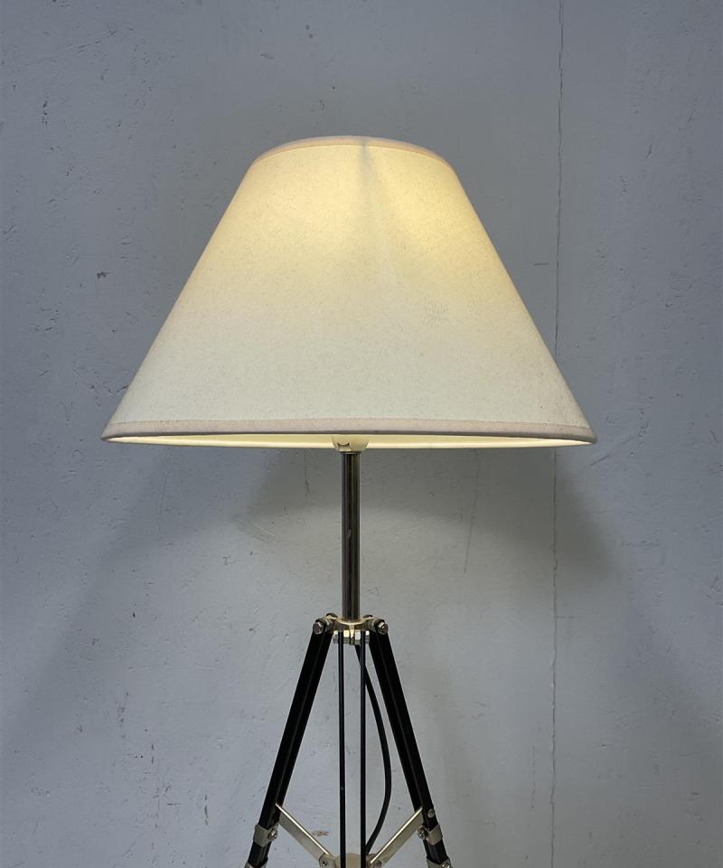 Tripod-pöytävalaisin, valkoinen varjostin