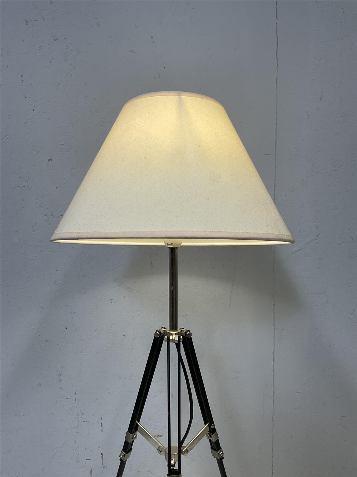 Tripod-pöytävalaisin, valkoinen varjostin