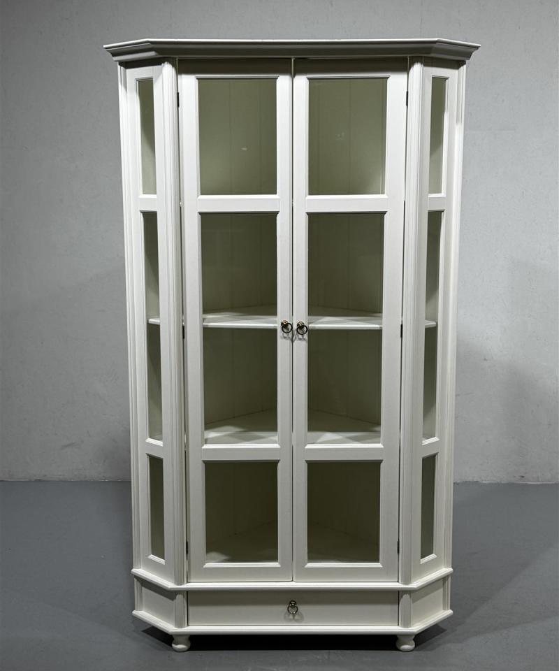 Kulma vitriinikaappi